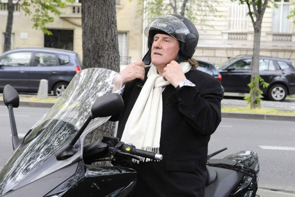 Gérard Depardieu en scooter | Photo : linternaute.com