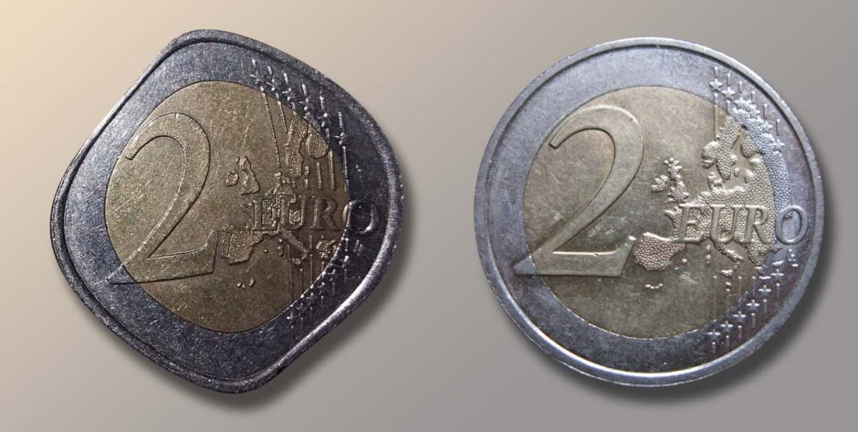 Pièce de 2 euros au soleil fabriquée en Chine (à gauche) VS Pièce de 2 euros au soleil fabriquée en France (à droite)